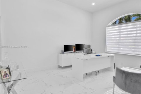 Купить виллу или дом в Бока-Ратон, Флорида 6 спален, 390.28м2, № 1957742 - фото 26