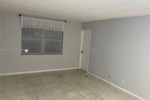 Condo in Hollywood, Florida, 1 bedroom  № 2002357 - photo 7