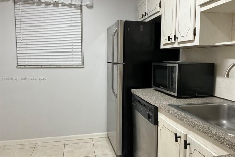 Condo in Hollywood, Florida, 1 bedroom  № 2002357 - photo 4