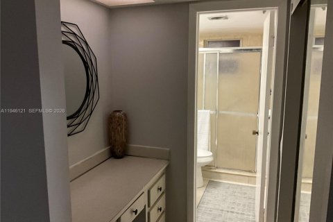 Condo in Hollywood, Florida, 1 bedroom  № 2002357 - photo 8