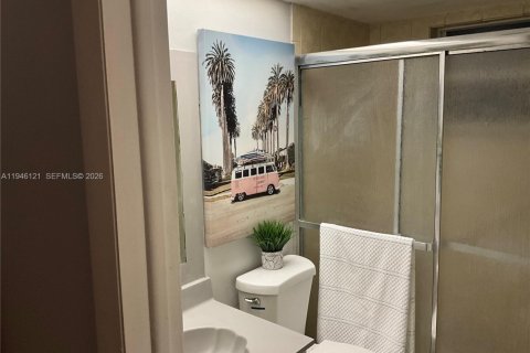 Condo in Hollywood, Florida, 1 bedroom  № 2002357 - photo 18