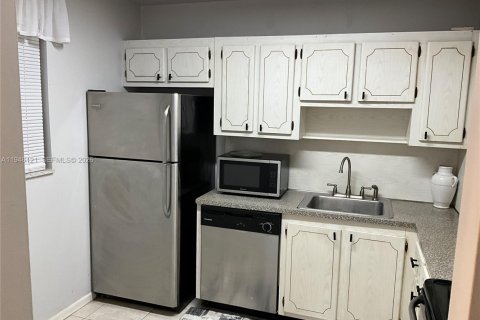 Condo in Hollywood, Florida, 1 bedroom  № 2002357 - photo 2