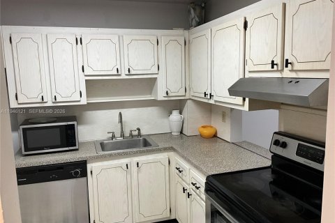 Condo in Hollywood, Florida, 1 bedroom  № 2002357 - photo 3