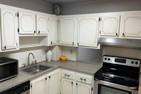 Condo in Hollywood, Florida, 1 bedroom  № 2002357 - photo 16