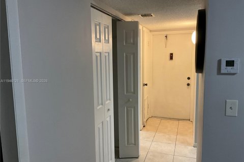 Condo in Hollywood, Florida, 1 bedroom  № 2002357 - photo 10