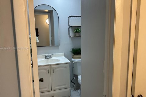 Condo in Hollywood, Florida, 1 bedroom  № 2002357 - photo 9