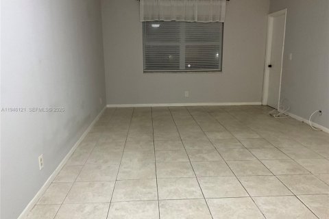 Condo in Hollywood, Florida, 1 bedroom  № 2002357 - photo 19