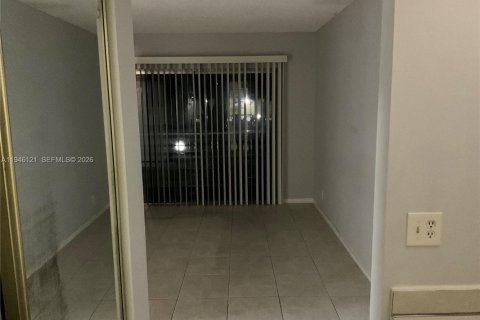 Condo in Hollywood, Florida, 1 bedroom  № 2002357 - photo 12