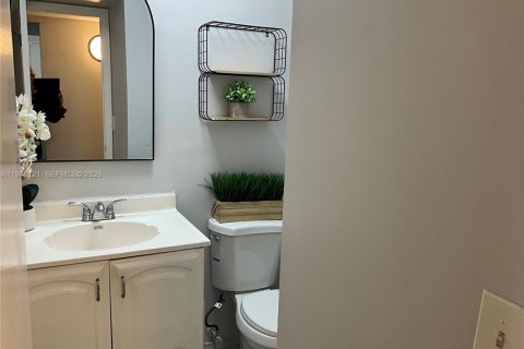 Condo in Hollywood, Florida, 1 bedroom  № 2002357 - photo 17