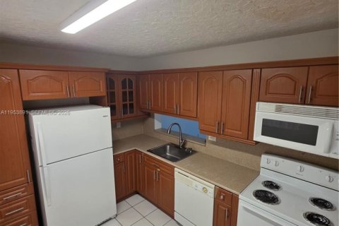 Кондоминиум с 2 спальнями в Майами, Флорида № 2008043