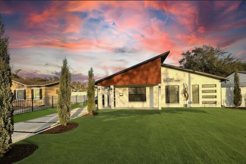 House in Winter Park, Florida 3 bedrooms, 131.09 sq.m. № 2201317 - photo 3