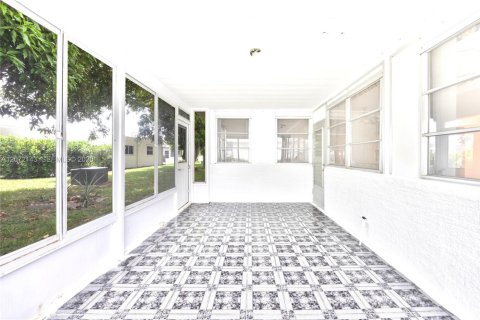 House in Tamarac, Florida 2 bedrooms, 156.26 sq.m. № 2305440 - photo 21