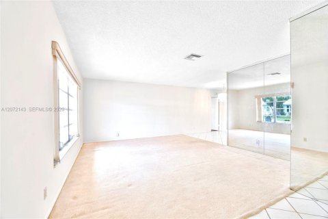 House in Tamarac, Florida 2 bedrooms, 156.26 sq.m. № 2305440 - photo 6