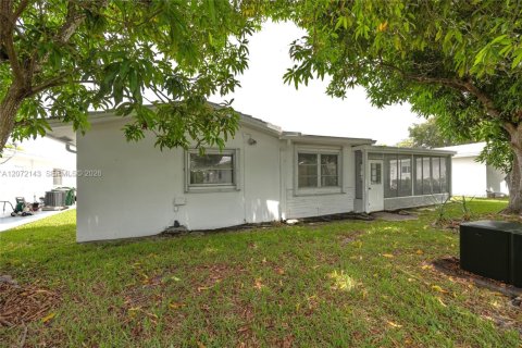 House in Tamarac, Florida 2 bedrooms, 156.26 sq.m. № 2305440 - photo 24
