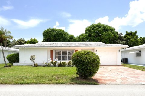 House in Tamarac, Florida 2 bedrooms, 156.26 sq.m. № 2305440 - photo 4