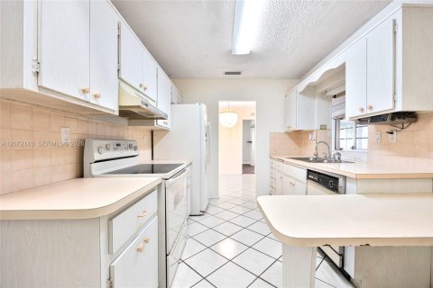 House in Tamarac, Florida 2 bedrooms, 156.26 sq.m. № 2305440 - photo 3