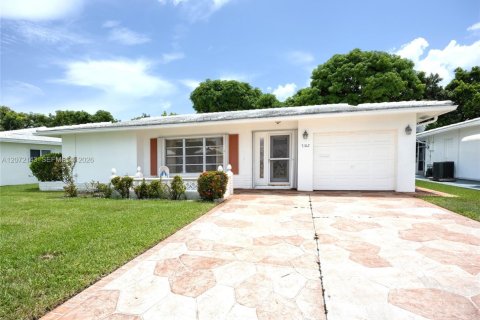 House in Tamarac, Florida 2 bedrooms, 156.26 sq.m. № 2305440
