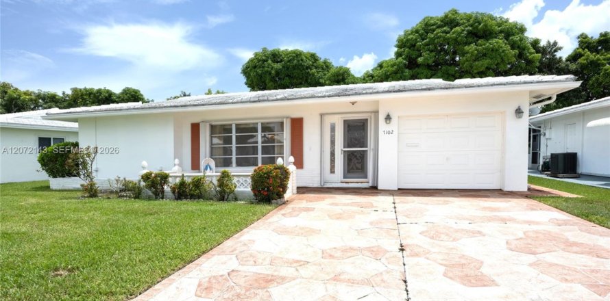 House in Tamarac, Florida 2 bedrooms, 156.26 sq.m. № 2305440