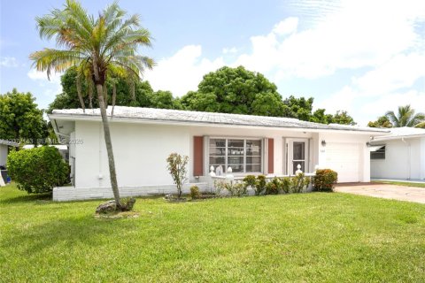 House in Tamarac, Florida 2 bedrooms, 156.26 sq.m. № 2305440 - photo 16