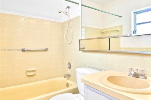 House in Tamarac, Florida 2 bedrooms, 156.26 sq.m. № 2305440 - photo 20