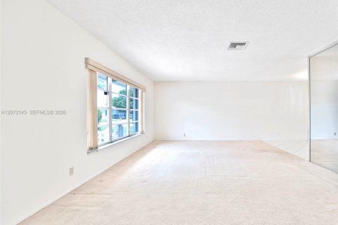 House in Tamarac, Florida 2 bedrooms, 156.26 sq.m. № 2305440 - photo 5