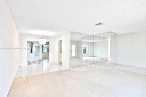 House in Tamarac, Florida 2 bedrooms, 156.26 sq.m. № 2305440 - photo 2