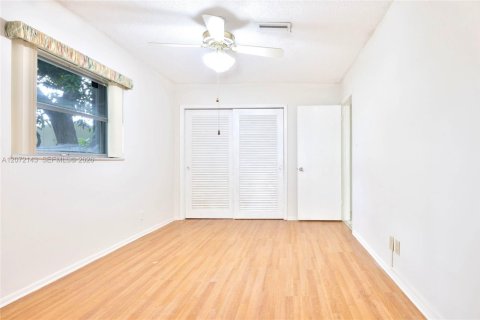House in Tamarac, Florida 2 bedrooms, 156.26 sq.m. № 2305440 - photo 12