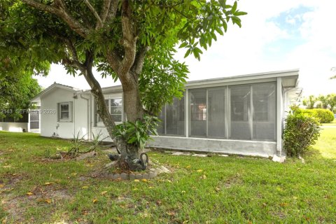 House in Tamarac, Florida 2 bedrooms, 156.26 sq.m. № 2305440 - photo 25