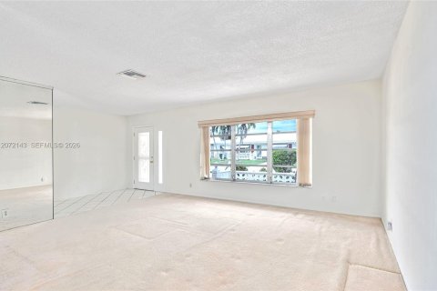 House in Tamarac, Florida 2 bedrooms, 156.26 sq.m. № 2305440 - photo 7