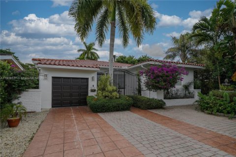 Casa en alquiler en Coral Gables, Florida, 3 dormitorios, 129.23 m2 № 1965017 - foto 1