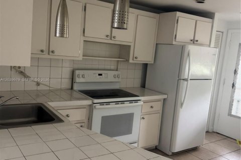 Condo in Miami, Florida, 2 bedrooms № 2254247 - photo 2