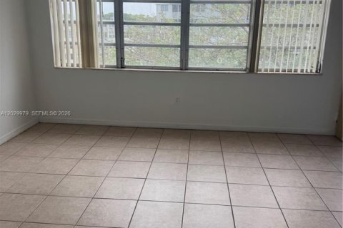 Condo in Miami, Florida, 2 bedrooms № 2254247 - photo 9