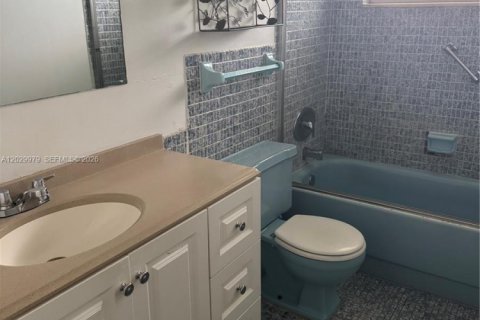 Condo in Miami, Florida, 2 bedrooms № 2254247 - photo 7