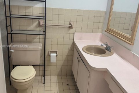 Condo in Miami, Florida, 2 bedrooms № 2254247 - photo 11