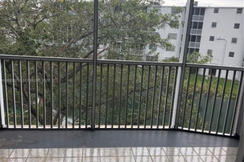 Condo in Miami, Florida, 2 bedrooms № 2254247 - photo 4