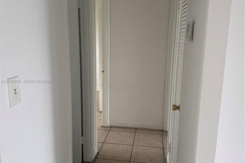 Condo in Miami, Florida, 2 bedrooms № 2254247 - photo 5