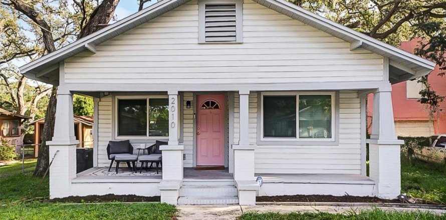 House in Tampa, Florida 2 bedrooms, 76.92 sq.m. № 1852638