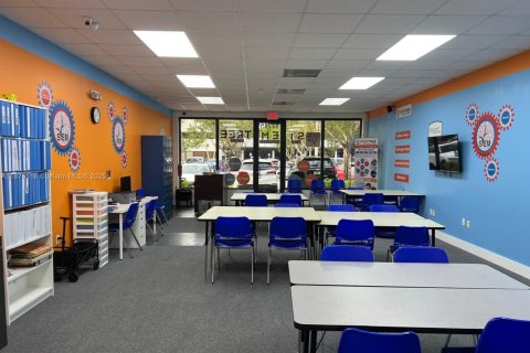 Commercial property in Pinecrest, Florida № 1927221 - photo 4