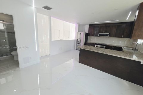 House in West Park, Florida 4 bedrooms, 173.08 sq.m. № 1953878 - photo 8