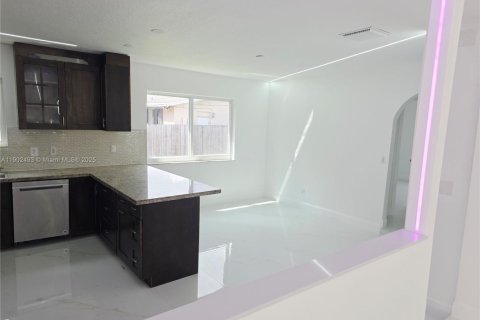 House in West Park, Florida 4 bedrooms, 173.08 sq.m. № 1953878 - photo 5