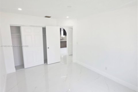 House in West Park, Florida 4 bedrooms, 173.08 sq.m. № 1953878 - photo 18