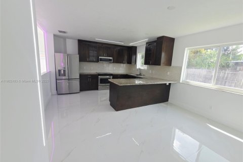 House in West Park, Florida 4 bedrooms, 173.08 sq.m. № 1953878 - photo 6