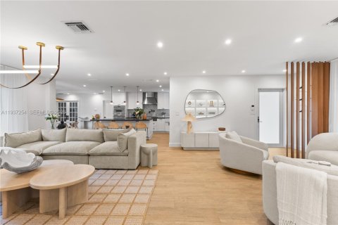 Casa en venta en Miami, Florida, 4 dormitorios, 230.21 m2 № 2000263 - foto 2