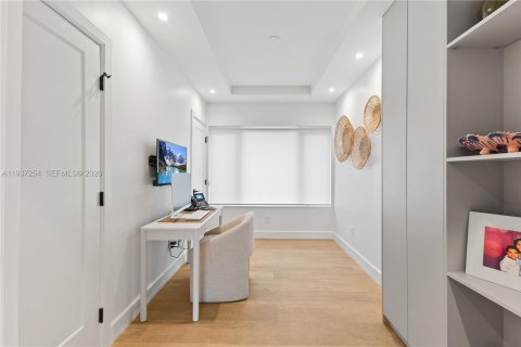Casa en venta en Miami, Florida, 4 dormitorios, 230.21 m2 № 2000263 - foto 22