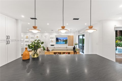 Casa en venta en Miami, Florida, 4 dormitorios, 230.21 m2 № 2000263 - foto 4