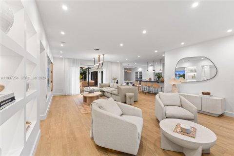 Casa en venta en Miami, Florida, 4 dormitorios, 230.21 m2 № 2000263 - foto 12