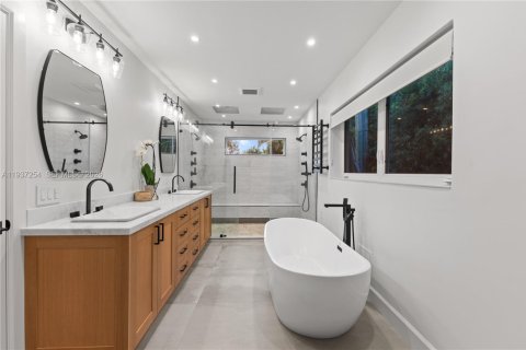 Casa en venta en Miami, Florida, 4 dormitorios, 230.21 m2 № 2000263 - foto 26