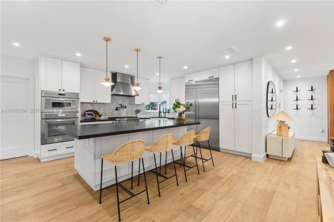 Casa en venta en Miami, Florida, 4 dormitorios, 230.21 m2 № 2000263 - foto 6