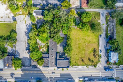 Купить коммерческую недвижимость в Майами, Флорида № 1958815 - фото 12