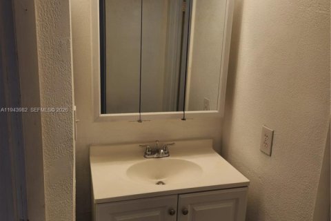 Condo in Sunrise, Florida, 2 bedrooms  № 2001935 - photo 9